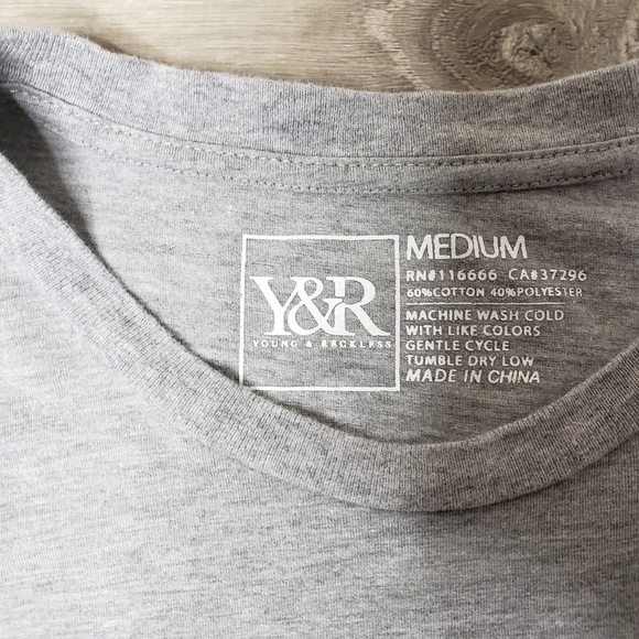 🍍Young and reckless size medium tee - Picture 2 of 4